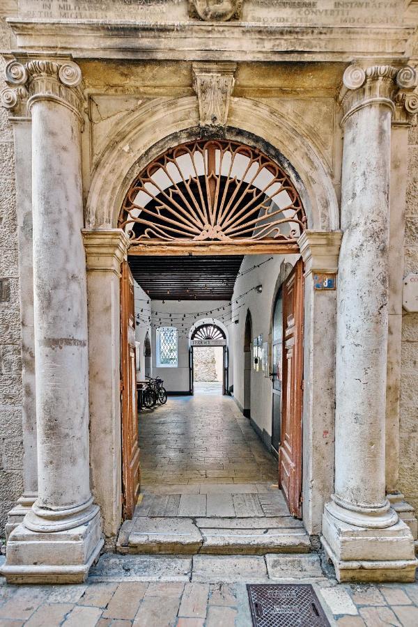Lupino'S Gallery Apartment - Old Town Zadar Extérieur photo
